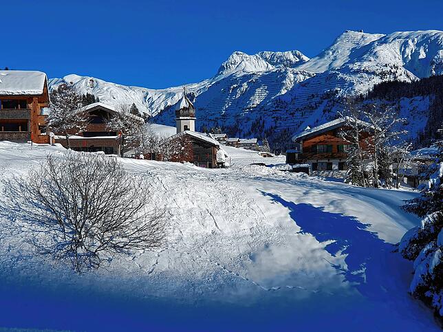 Skifahren am Arlberg gilt in den Nordalpen als Maß der Dinge. Hier im Bild das Dörfchen Zug oberhalb von Lech. Die Skiarena betreibt ...