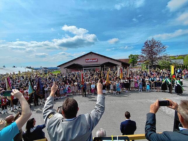 Bild 3: Bilder vom Jubiläumsumzug des Musikvereins Liggersdorf im Rahmen des Bezirksmusikfestes