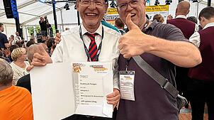 Dirigent Tobias Liedtke (rechts) und Vorsitzender Thomas Dörflinger freuen sich: Die Stadtmusik Tiengen erhält nach dem Wertungsspiel ...