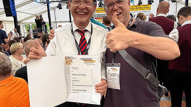 Dirigent Tobias Liedtke (rechts) und Vorsitzender Thomas Dörflinger freuen sich: Die Stadtmusik Tiengen erhält nach dem Wertungsspiel ...