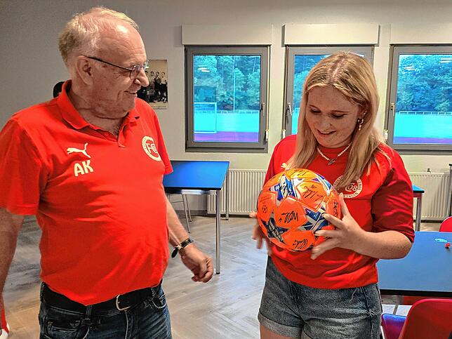 Leonie Maier aus der Damenmannschaft gewinnt den RB Leipzig Champions-League-Ball, auf dem alle Spieler unterschrieben. Mit ihr freut ...