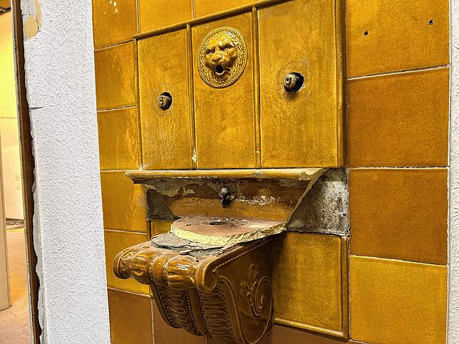 Zerstörung überall: Auch diesen Wasserspender im Eingangsbereich hat es getroffen.