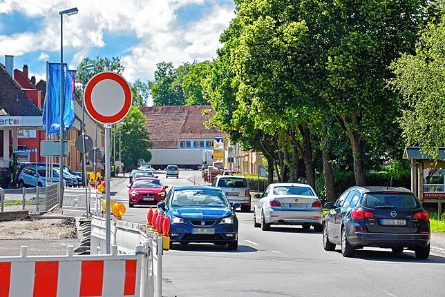 An der Abzweigung Hausener Straße haben die Arbeiten begonnen, nun wird der Rest der Schaffhauser Straße saniert.