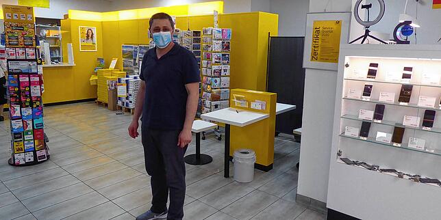 Lokman Shasho in seiner Paketstelle am Zähringer Platz, in der man auch Handys und Computer reparieren lassen kann. Mit seiner Frau und ...