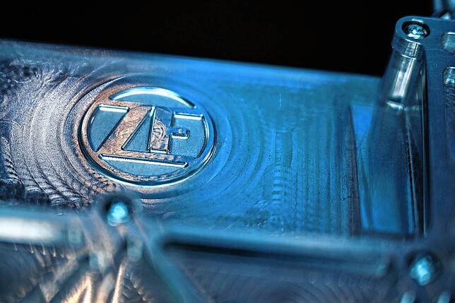 Das Logo des ZF-Konzerns prangt auf einem Gehäuse. Magnesium wird für ähnliche Bauteile oft verwendet.