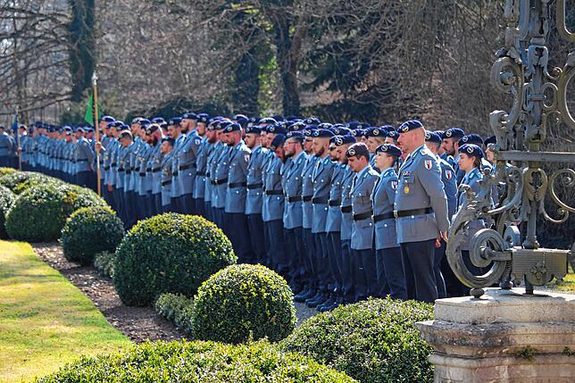 Die Soldaten des Jägerbataillons 292 inmitten der Stadt. Der Übergabe-Appell findet vor dem Donaueschinger Fürstenschloss statt.