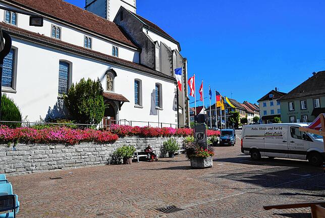 Die kleine Lösung: Sanieren des Pflasters statt Austausch der Steine und ebene Gehpfade zum barrierefreien Queren der bestehenden Flächen.