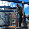 Chris Fuchs bei der Arbeit auf dem Dach der Porzellanfabrik. Er ist mit seiner Frau Isabella regelmäßig in Thüringen in ihrem großen ...