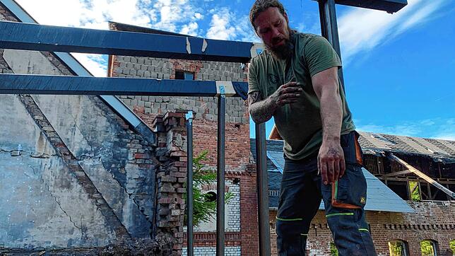 Chris Fuchs bei der Arbeit auf dem Dach der Porzellanfabrik. Er ist mit seiner Frau Isabella regelmäßig in Thüringen in ihrem großen ...