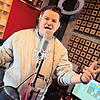 Mika Malle nimmt neue Songs in seinem Tonstudio auf.