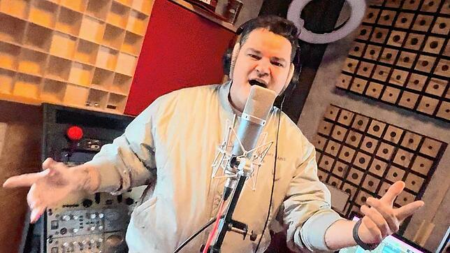 Mika Malle nimmt neue Songs in seinem Tonstudio auf.