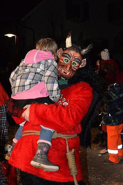 Bild 9: Großes Narrentreffen in Volkertshausen: Alle Bilder vom Nachtumzug (2)
