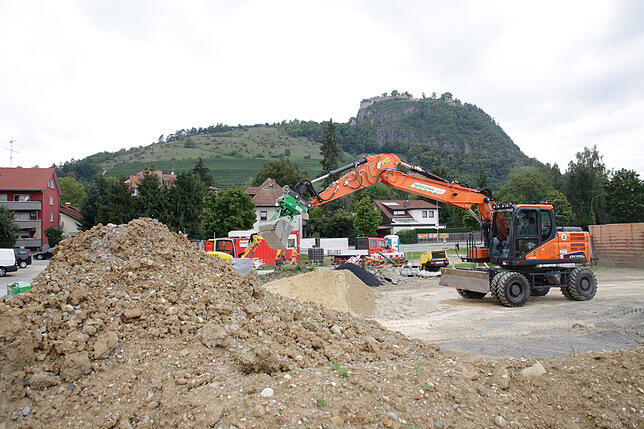 Auf der Singener Schanz, an der Schaffhauser Straße, finden derzeit große Erdbewegungen statt. Das Gelände wird erschlossen für die neue ...