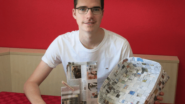 Bild : So wird die Zeitung zum Schmetterling: Unser Praktikant zeigt, was sich aus einer SÜDKURIER-Ausgabe alles basteln lässt