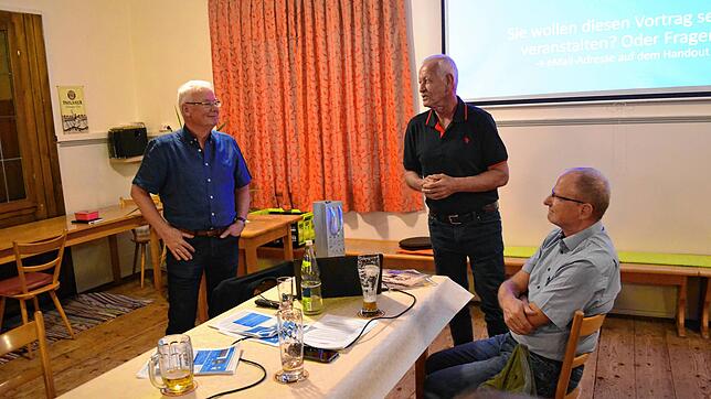 CDU-Ortsverbandsvorsitzender Otmar Schober(Bildmitte) bedankte sich beim Referenten Gerhard Löffler (links), dessen Vortrag auf reges ...