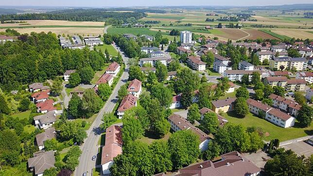 Zum Jahresende sollen die ersten Gebäude im Konversionsareal abgerissen werden. Betroffen sind die Häuser rechts im begrünten Bereich ...