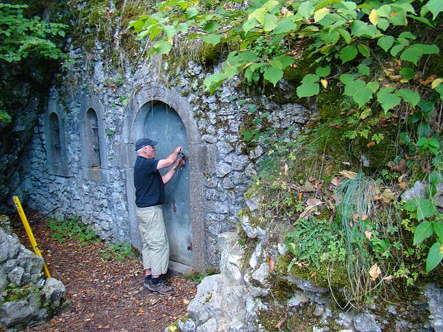 Walter Paape schließt den Zugang zur Burghöhle auf, bei deren Begehung man auf einige Überraschungen stößt. Führungen durch ihn oder ...