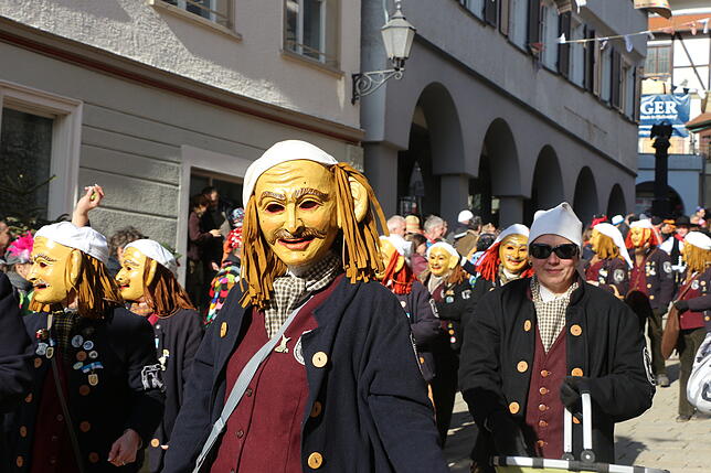 Die Zehntfuxer aus Herdwangen sind mit ihren schönen MAsken auch dabei.