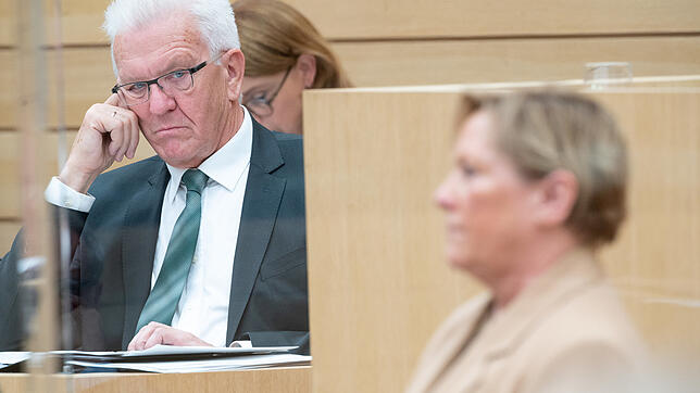 Wahlkampf in der Corona-Krise? Ministerpräsident Winfried Kretschmann (Grüne) und CDU-Spitzenkandidatin und Kultusministerin Susanne ...