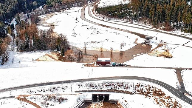 Das Hochwasserrückhaltbecken bei Wolterdingen am Freitag, 29. Januar. Noch ist es nicht notwendig geworden, den Damm einzustauen.
