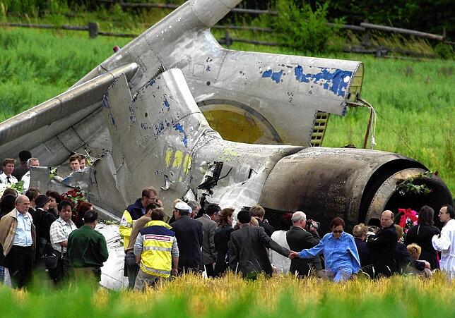 Bild 17: Bilder von Trümmern und Trauer: Vor 20 Jahren stießen über Überlingen zwei Flugzeuge zusammen