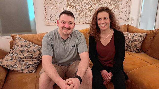 Markus Mayr und Verena Schmitz waren den Paketdiebstahl in ihrem Mehrparteienhaus leid. Mit einem Köder-Paket mit Peilsender haben sie ...