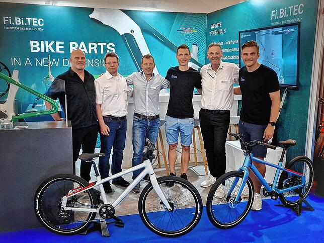 Zwei Räder mit Kunststoffrahmen aus Markdorf auf der Eurobike (von links): Bernd Herzog, Dieter Rakebrandt, Björn Sonnenstädt (alle ...