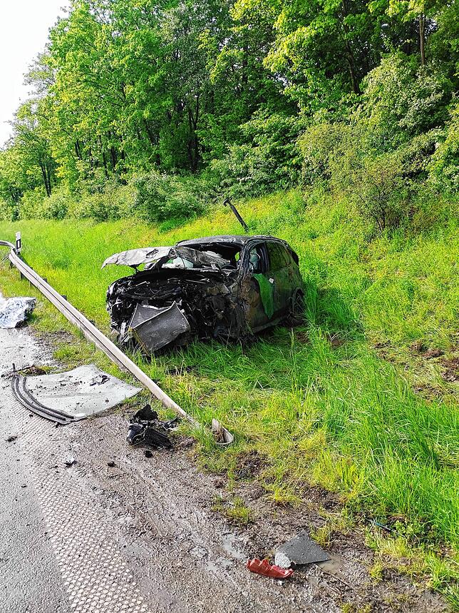 Der BMW eines 48-Jährigen schleuderte und überschlug sich mehrfach, bis er hinter der Leitplanke stark deformiert zum Stehen kam.