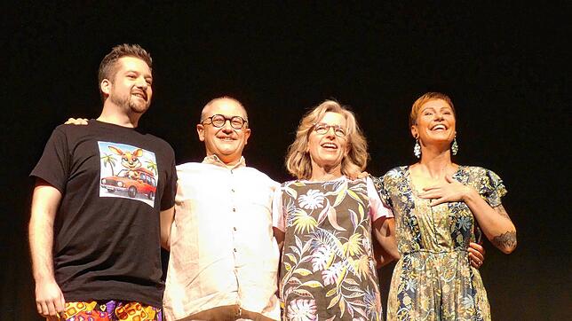 Die Darsteller des neuen Lüüchte Theaterstücks „Sei lieb zu meiner Frau“ von René Heinersdorff (von links): Julian Strauss als Oscar, ...