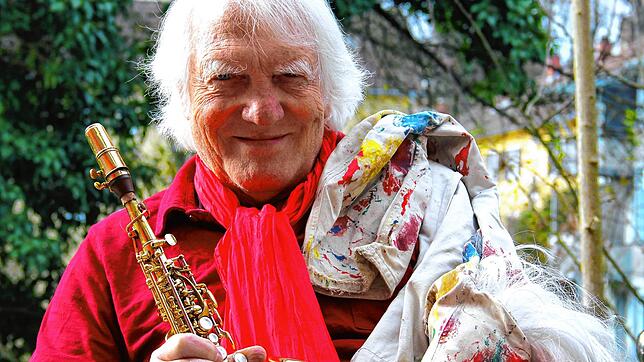 Bernd Konrad ist für die Fasnacht vorbereitet – mit Malerkittel, Perücke und seinem Saxofon.