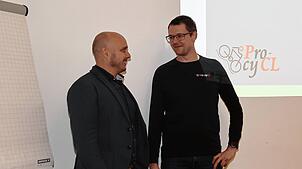 Bürgermeister Manuel Stärk (links) mit Fachplaner Christian Ludewig vom Fachbüro Procycl bei den Vorbereitungen für den ...