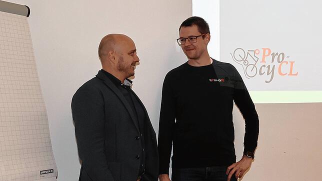 Bürgermeister Manuel Stärk (links) mit Fachplaner Christian Ludewig vom Fachbüro Procycl bei den Vorbereitungen für den ...
