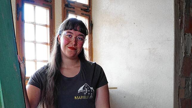 Mariele Stiehl (21) in einer Fensternische von Schloss Blumenfeld.