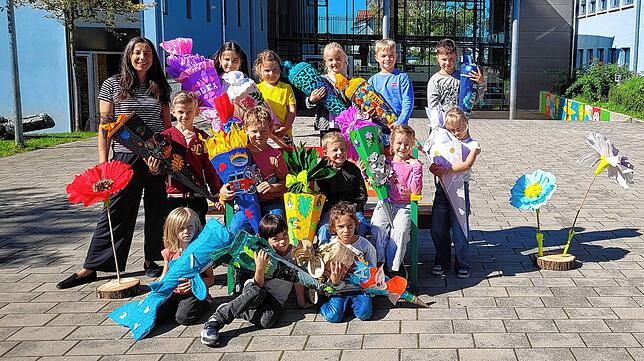 Klasse 1a: Die Kinder mit ihrer Klassenlehrerin Frau Linke.