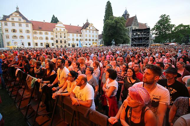 4000 Zuschauer beim Konzert der Söhne Mannheims 2017 im Schlosspark.