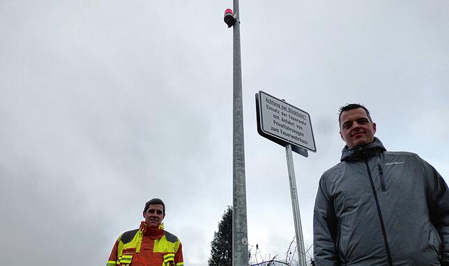 Stadtkommandant Tobias Förster (rechts) und sein Stellvertreter Marc Jagenow erklären den Zweck der neuen Warnleuchten entlang des ...
