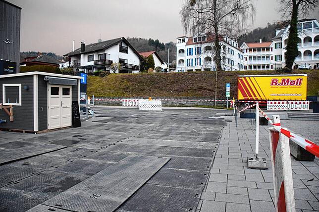 Bild 4: Bilder vom Zusammenbau einer Bohrplattform im Bodmaner Hafen