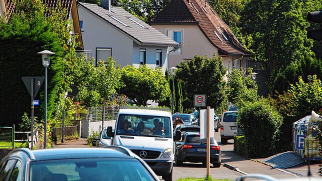 Die Hahnstraße, hier der Einmündungsbereich zur Ittendorfer Straße, wird gerne als Ausweichroute genutzt. Tempo 30 werde kaum bis gar ...
