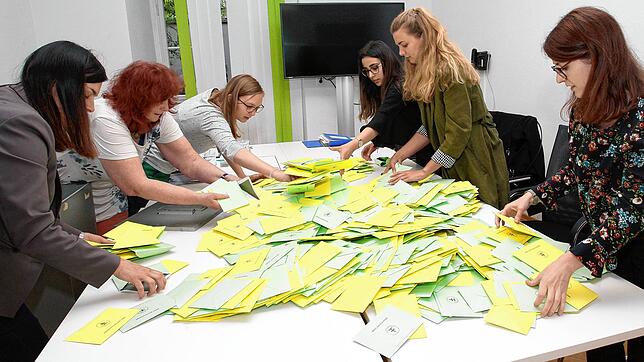 (Archivbild von 2019) Bei der EU- und Kommunalwahl 2019 haben viele Bürger auch bei Briefwahl angestimmt. Zu sehen sind die Wahlhelfer ...