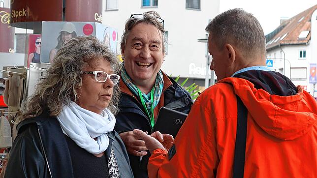 Guido Stecker fragt nach Stärken und Schwächen der Bad Säckinger Innenstadt. Passanten wie Erika Bär geben Antwort vor den Beck Arkaden.