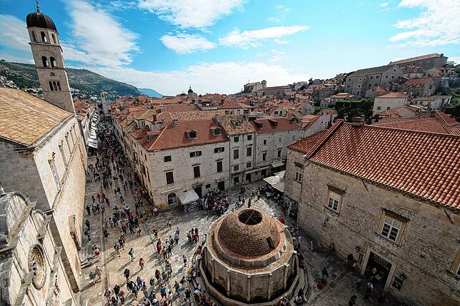 Mauern wie aus einer anderen Zeit: Dubrovniks Altstadt glänzt mit mittelalterlicher Kulisse, Adriablick und UNESCO-Flair.