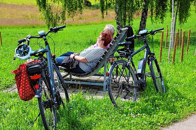 Herrlich, solch eine Liegebank an der Radstrecke. Monika und Paul Derksen aus Sauldorf legen am Radweg zwischen Löcherberg und Wald ...
