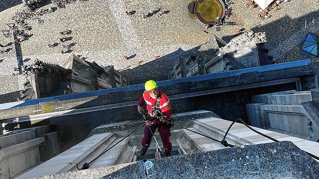 Moritz Stöckle beim Reinigen der Fenster. Im Hintergrund der Konstanzer Münsterplatz.