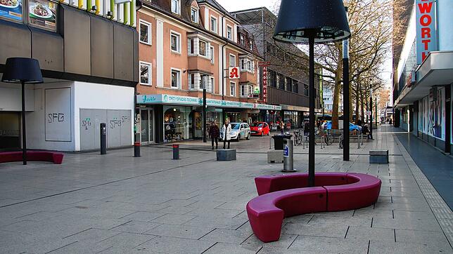 Die sanierte Hegaustraße mit ihrer Bestuhlung, Beleuchtung und Fahrradstellplätzen gilt als Beispiel einer gelungenen Innenstadtentwicklung.