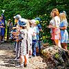 Mit den Lied &bdquo;Wawaki, Wawaki, wir laden dich ein…&ldquo; eröffnen die Kinder ihren Jubiläumsnachmittag auf der Wawaki-Lichtung. ...