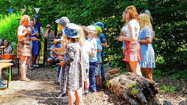 Mit den Lied &bdquo;Wawaki, Wawaki, wir laden dich ein…&ldquo; eröffnen die Kinder ihren Jubiläumsnachmittag auf der Wawaki-Lichtung. ...