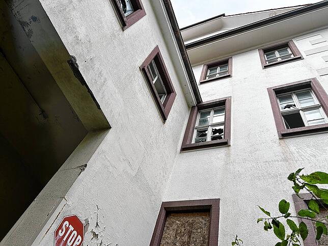 Vernagelte Fenster, zerbrochene Scheiben: Das ehemalis stattliche Gebäude Haus Hohenbaden zerfällt zusehends.