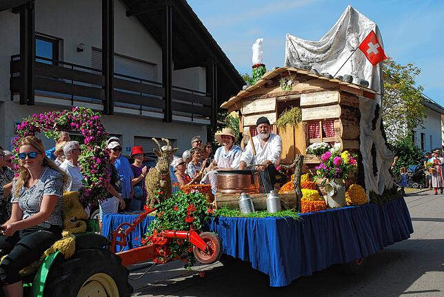 Große Motivwagen sind die Markenzeichen des Festumzuges zum Erzinger Winzerfest.