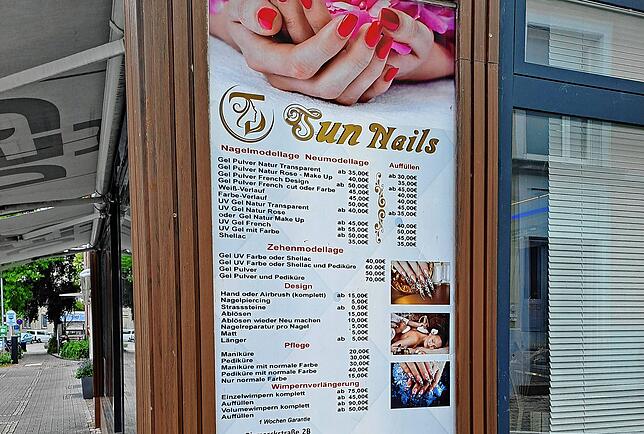 Die jeweiligen Preise der Nagelstudios sind auch in Waldshut außen deutlich sichtbar, hier die von „Sun Nails“ in der Bismarckstraße.