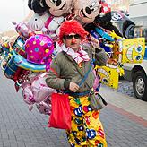 Manchmal lässt es sich nicht vermeiden: Hin und wieder trifft man auch in Fußgängerzonen auf Clowns.